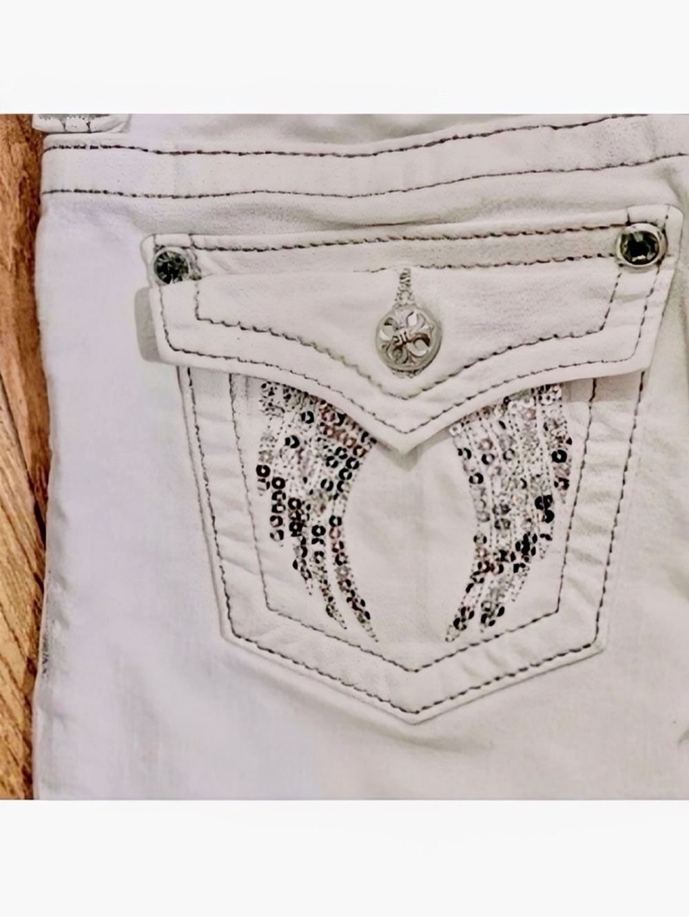 Gorgeous Miss Me Off-White Capri Jeans with Sequin Wing Pockets 19” Inseam